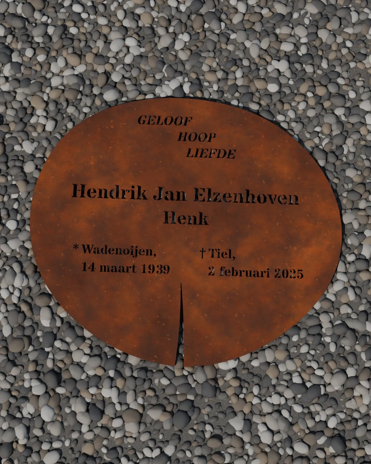 Impressie van een gedenkplaat van cortenstaal in de vorm van een boomschijf op grind, met uitgesneden tekst en een verzonnen naam