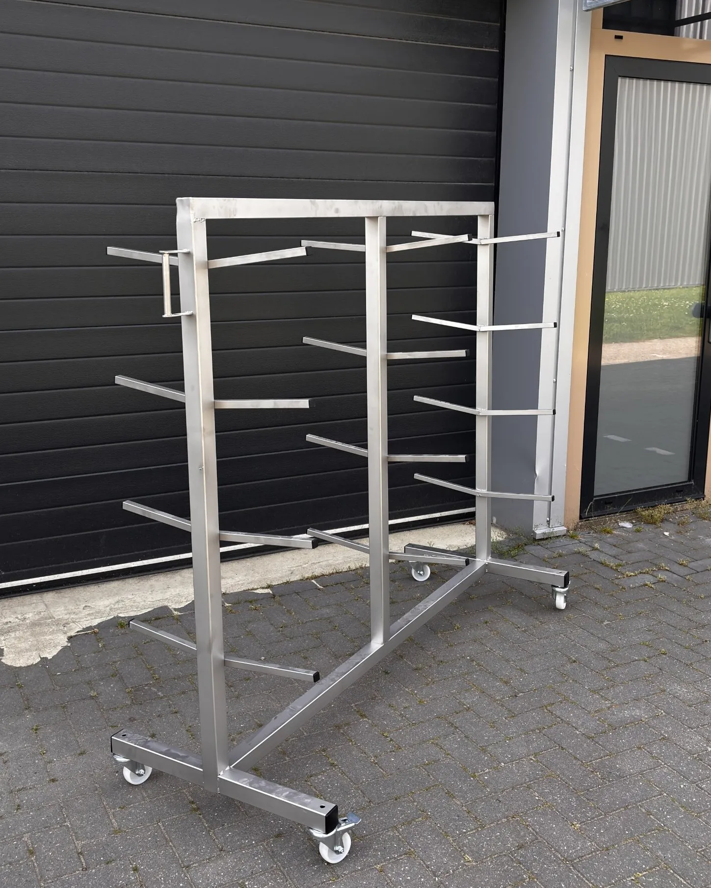 Materiaalkar van RVS met schuine draagstaven op vier lagen, op vier zwenkwielen